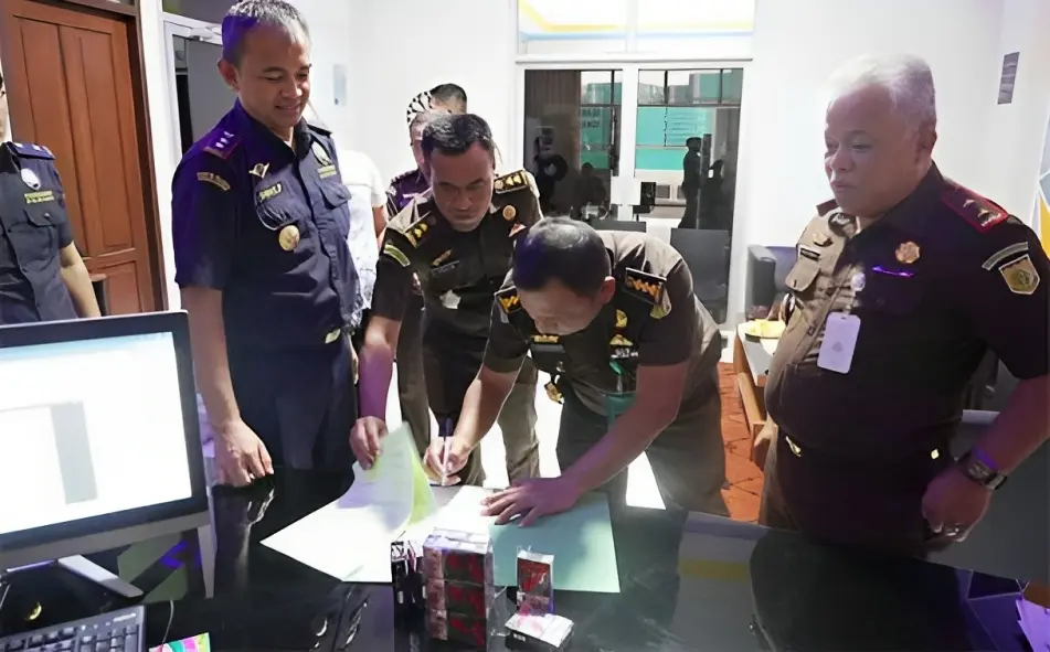 Harli Siregar, menyerahkan bukti rokok tanpa cukai yang beredar luas di masyarakat kepada pihak Bea Cukai Manokwari, Kamis (5/10). (Kejati Papua Barat Cukai)
