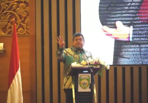 Dr. Muhammad Yusuf Ateh, Ak., M.B.A berdiri di mimbar