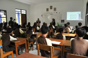 PLN Bangun Masa Depan Melalui Bantuan Sarana Prasarana Pendidikan di Sekolah Sekitar SUTET