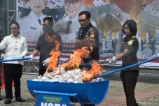 Bea Cukai Semarang Bakar 7,3 Juta Batang Rokok Ilegal