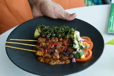 Chef’s Kiss Hadir di ARTOTEL Yogyakarta, Salmon Pucung hingga Sate Ambal Jadi Andalan