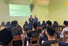 Mahasiswa Ilkom USM Gelar Aksi “Green Comunication” di MA Al Wathoniyyah Semarang, Upayakan Pencegahan Banjir Sejak Dini