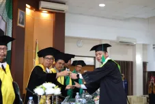 Raih Gelar Doktor, Gus Rikza Jadikan Pesantren Pilar Revitalisasi Pendidikan Agama Islam