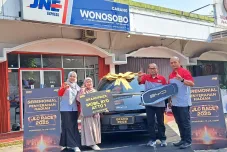 Member JLC Asal Wonosobo Raih Mobil Listrik dari JNE, Bukti Produk Daerah Mampu Bersaing di Tingkat Nasional