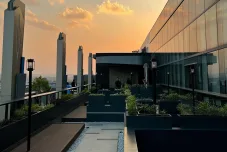Skyline Gumaya Tower Hotel Luncurkan SkySpace, Rooftop Outdoor Baru dengan Panorama Kota Semarang