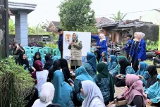 SIGESIT CAMPUREJO : PPK Ormawa KAMADIKSI UDINUS Ubah Sampah Plastik Menjadi Produk Bernilai Guna melalui Pojok Literasi Hijau Lestari