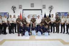 Mengubah Jarak Menjadi Kepedulian, Kajati Teguh Subroto dan IAD Menyapa dan Berbagi Warga Binaan Nusakambangan